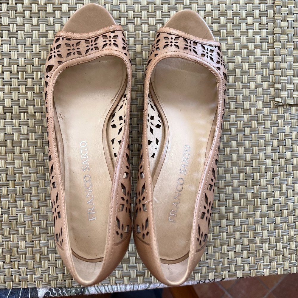 Peep toe cutout leather pumps
